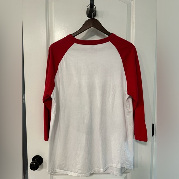 Men’s Quarter Sleeve Christmas Graphic T. Size: L - Picture 4 of 6